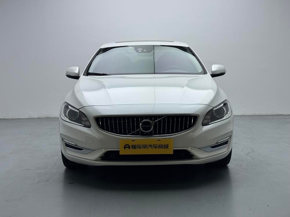 Volvo S60 2018 — фото автомобиля 1