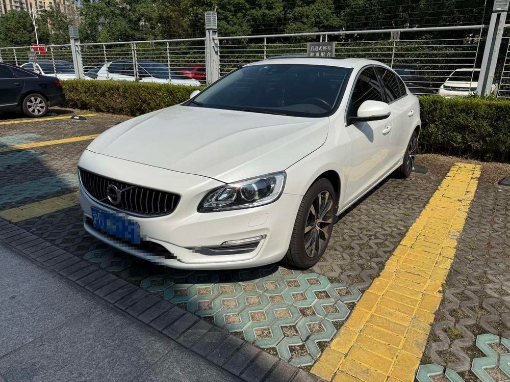 Volvo S60 2019 — фото автомобиля 1