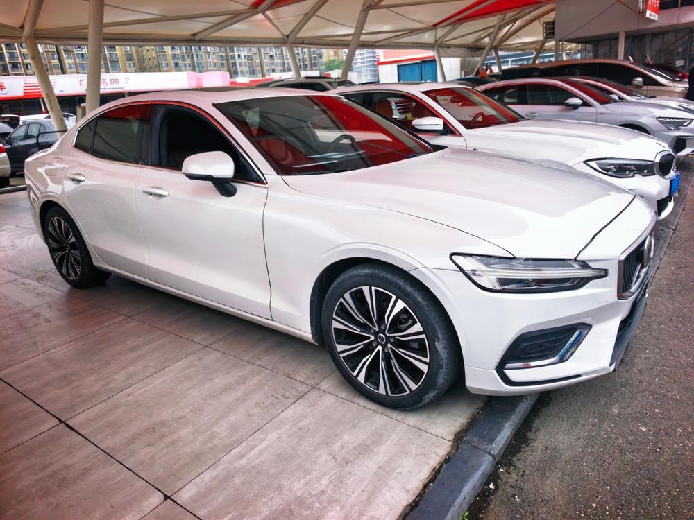 Volvo S60 2024 — фото автомобиля 1