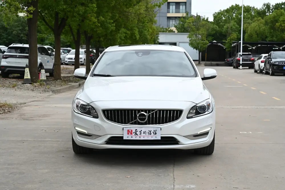 Volvo S60 2018 — фото автомобиля