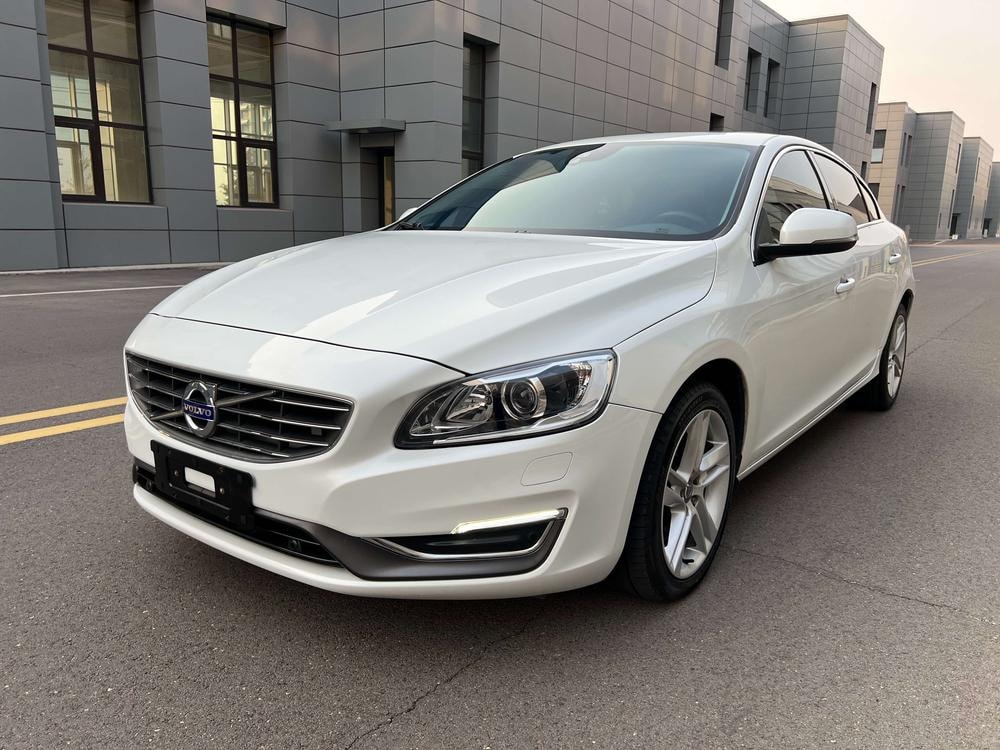 Volvo S60 2016 — фото автомобиля 1