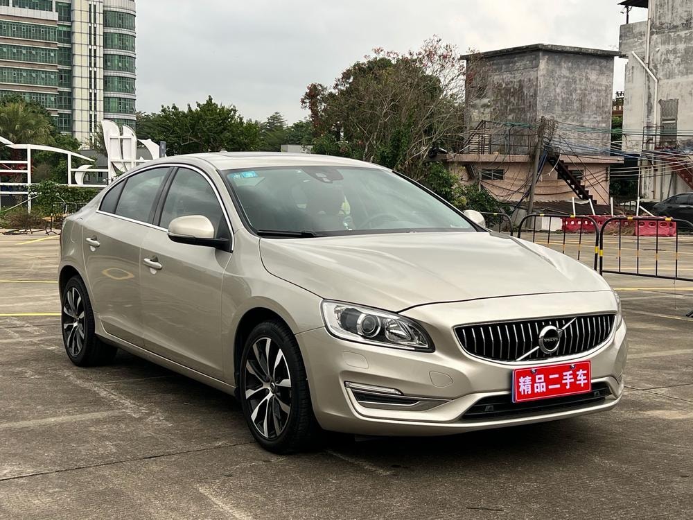Volvo S60 2019 — фото автомобиля 1