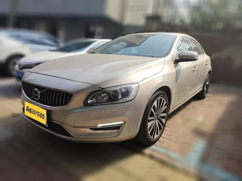 Volvo S60 2018 — фото автомобиля 1