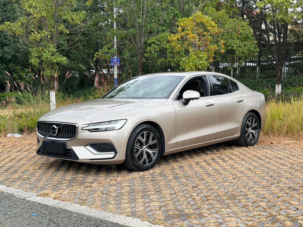 Volvo S60 2023 — фото автомобиля 1