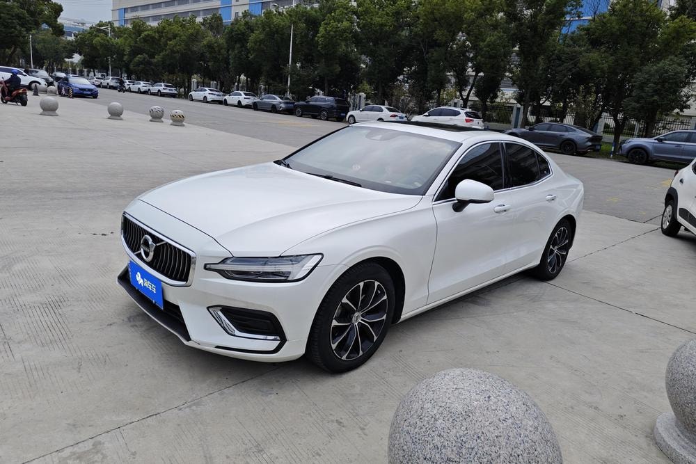 Volvo S60 2022 — фото автомобиля 1