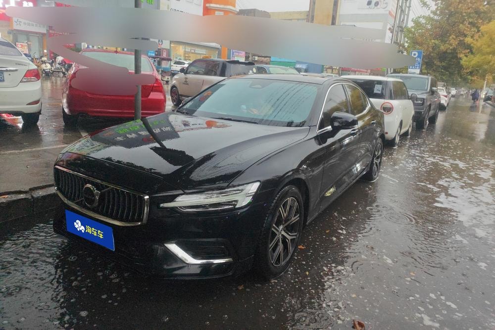 Volvo S60 2026 — фото автомобиля 1