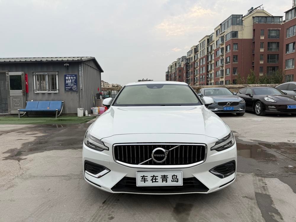 Volvo S60 2020 — фото автомобиля 1