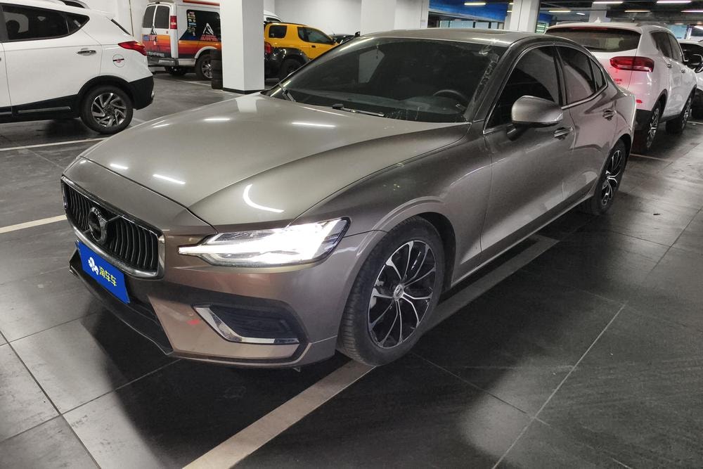 Volvo S60 2022 — фото автомобиля