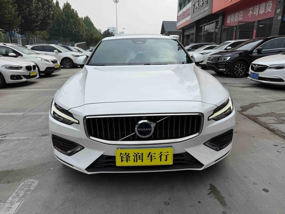 Volvo S60 2023 — фото автомобиля