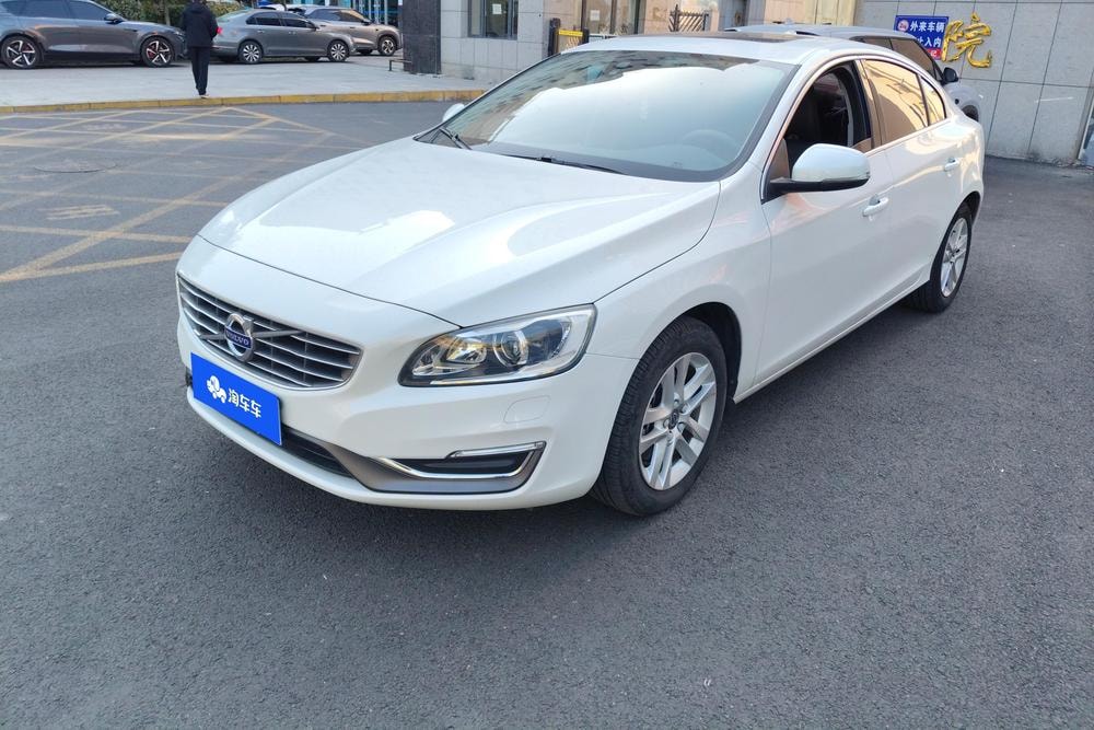 Volvo S60 2018 — фото автомобиля