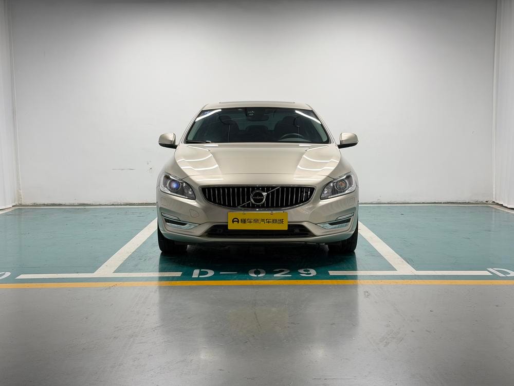 Volvo S60 2018 — фото автомобиля