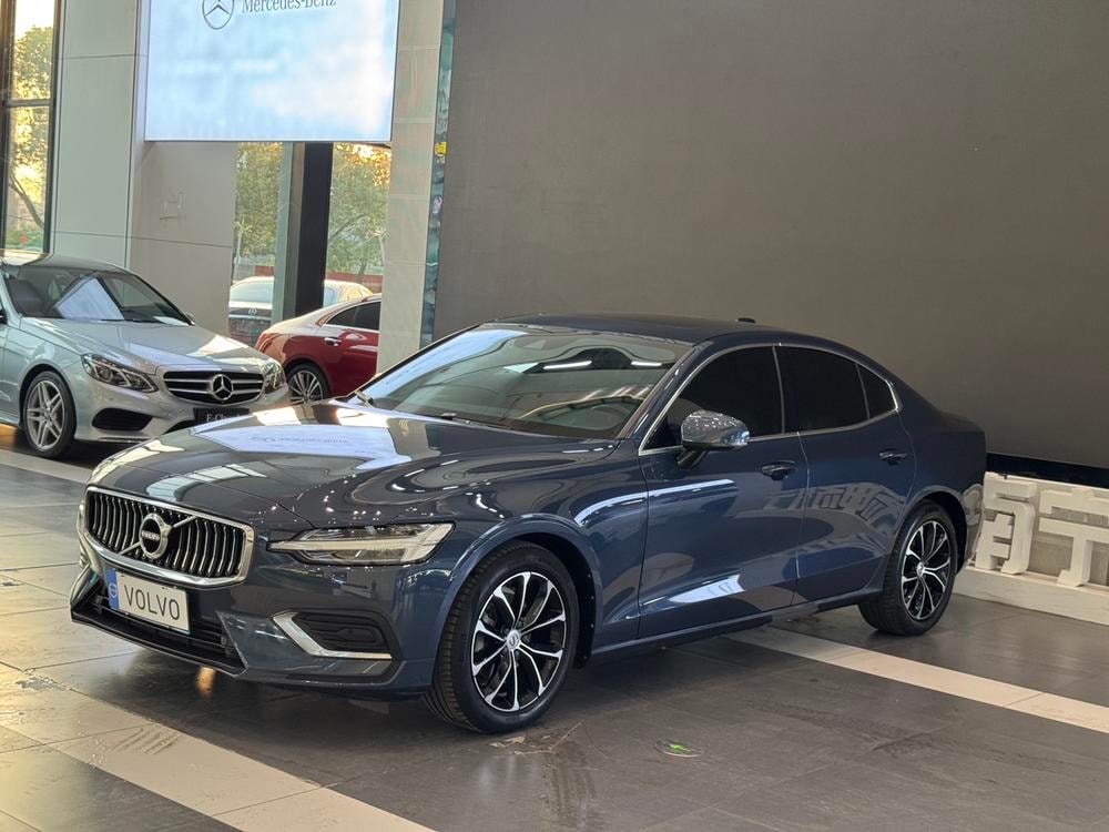 Volvo S60 2021 — фото автомобиля
