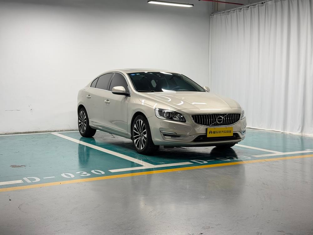 Volvo S60 2018 — фото автомобиля