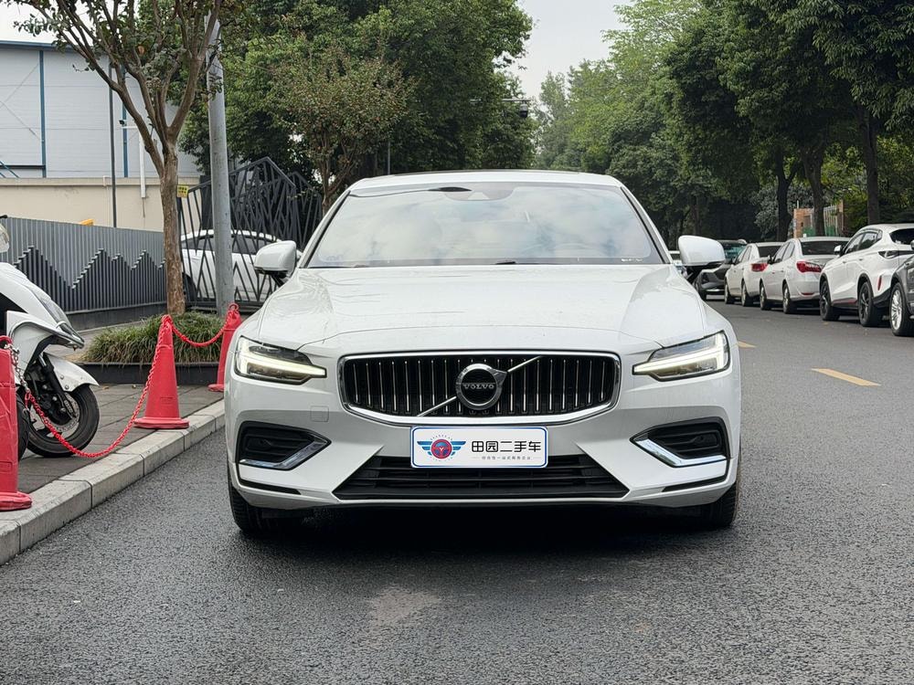 Volvo S60 2021 — фото автомобиля