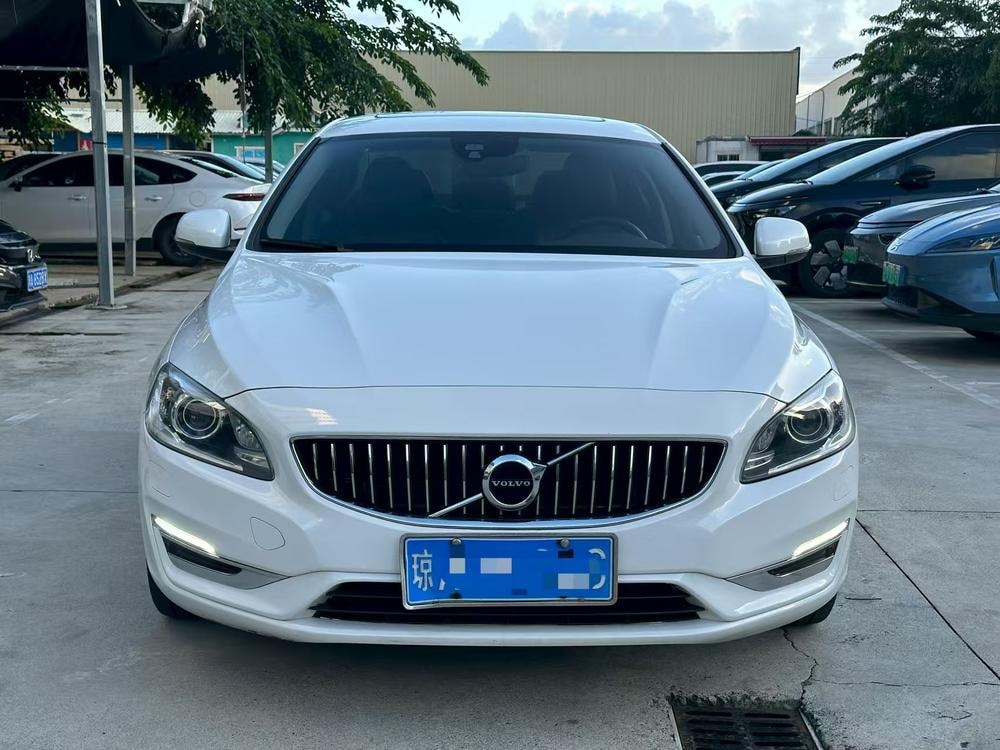 Volvo S60 2019 — фото автомобиля