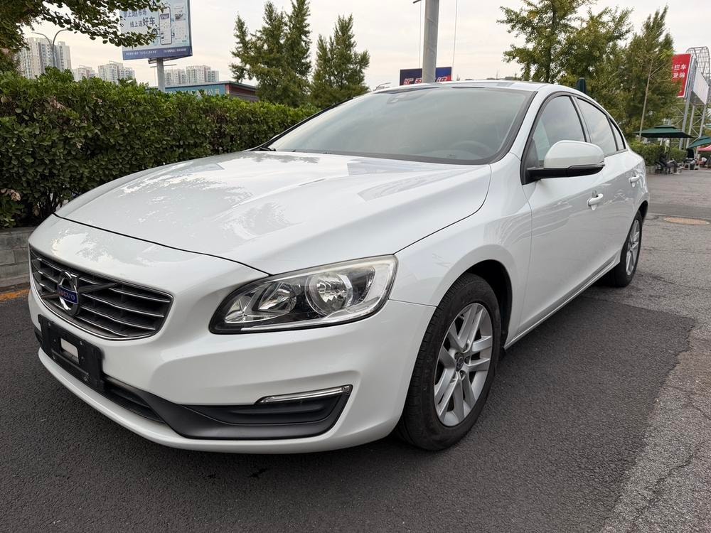 Volvo S60 2015 — фото автомобиля