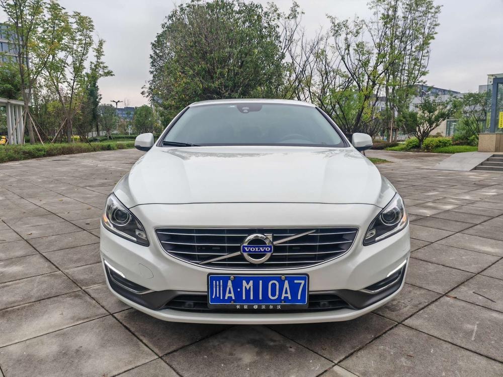 Volvo S60 2015 — фото автомобиля