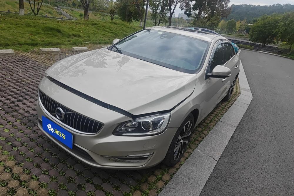 Volvo S60 2018 — фото автомобиля 1