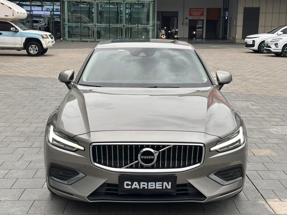 Volvo S60 2022 — фото автомобиля