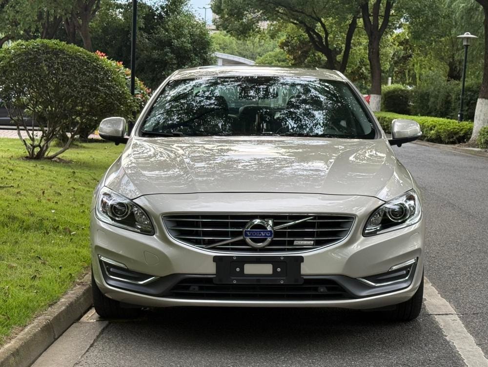 Volvo S60 PHEV 2015 — фото автомобиля