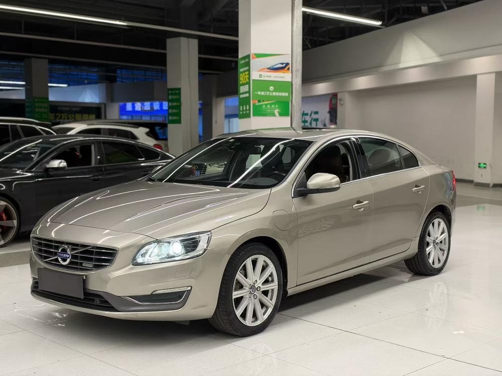 Volvo S60 PHEV 2015 — фото автомобиля 1