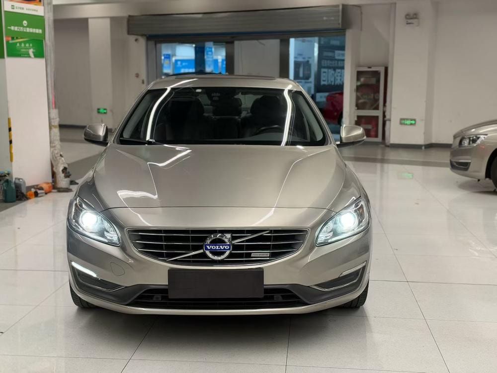 Volvo S60 PHEV 2015 — фото автомобиля