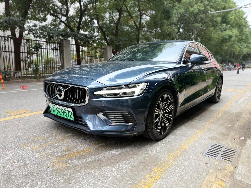 Volvo S60 PHEV 2021 — фото автомобиля