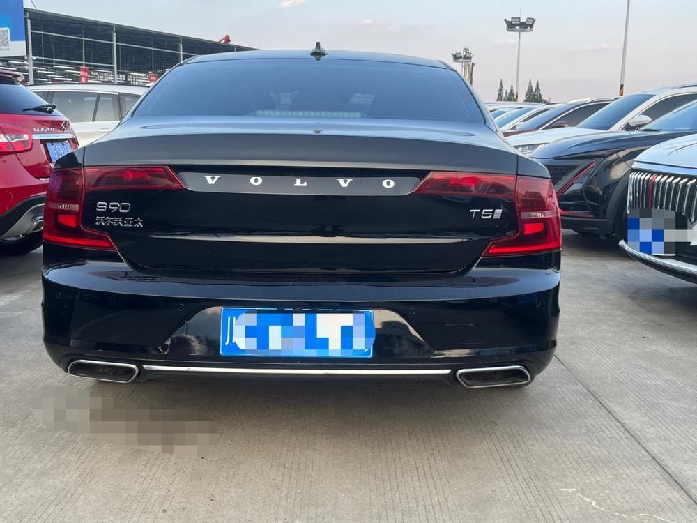 Volvo S90 2018 — фото автомобиля 1