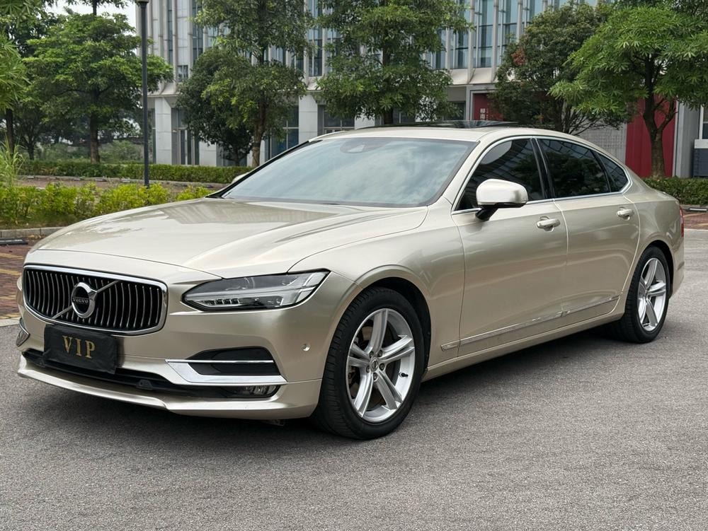 Volvo S90 2018 — фото автомобиля 1