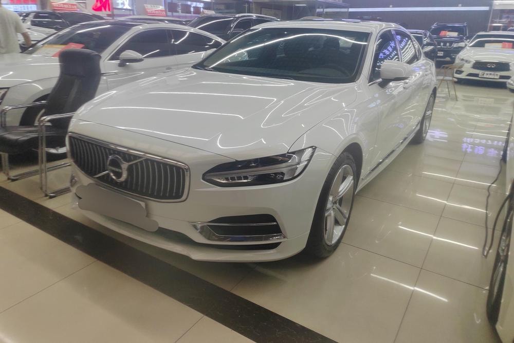 Volvo S90 2019 — фото автомобиля 1