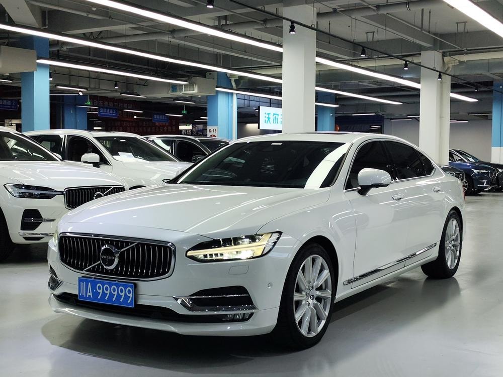 Volvo S90 2018 — фото автомобиля 1