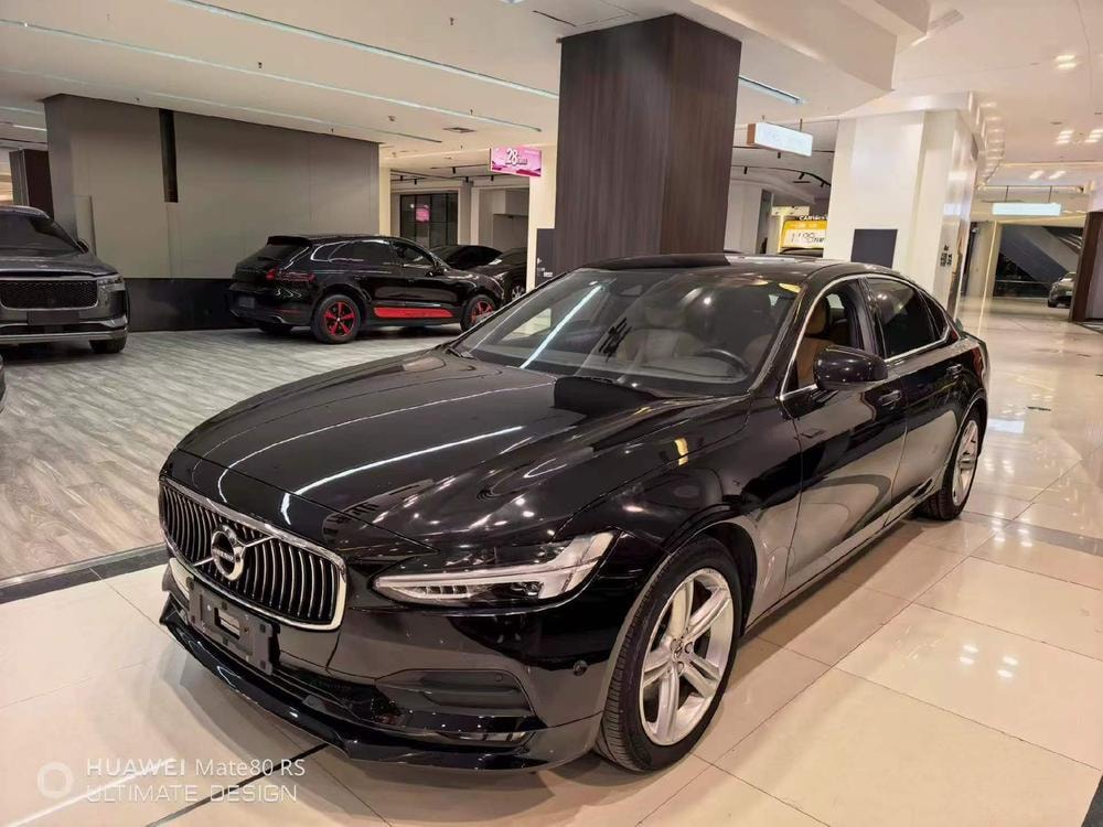 Volvo S90 2018 — фото автомобиля 1