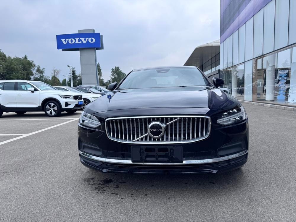 Volvo S90 2025 — фото автомобиля