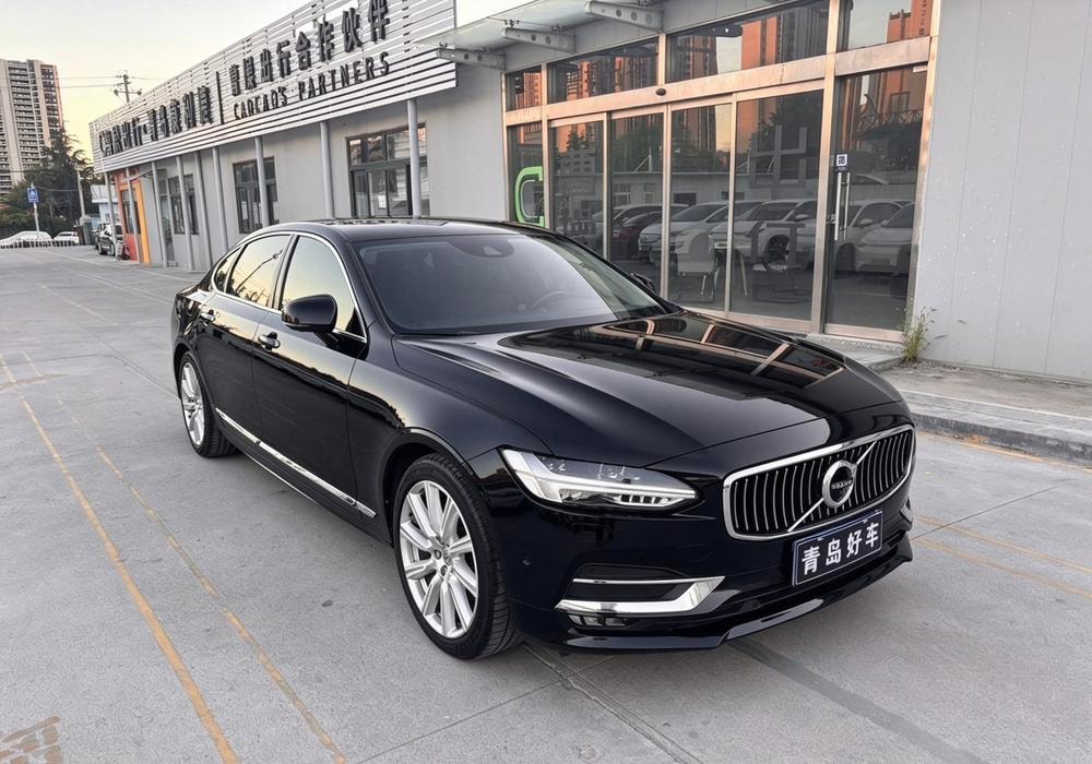 Volvo S90 2019 — фото автомобиля 1