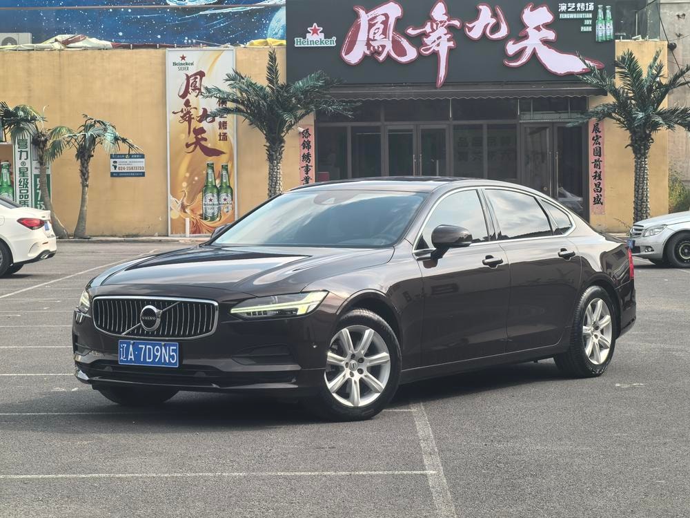 Volvo S90 2018 — фото автомобиля 1