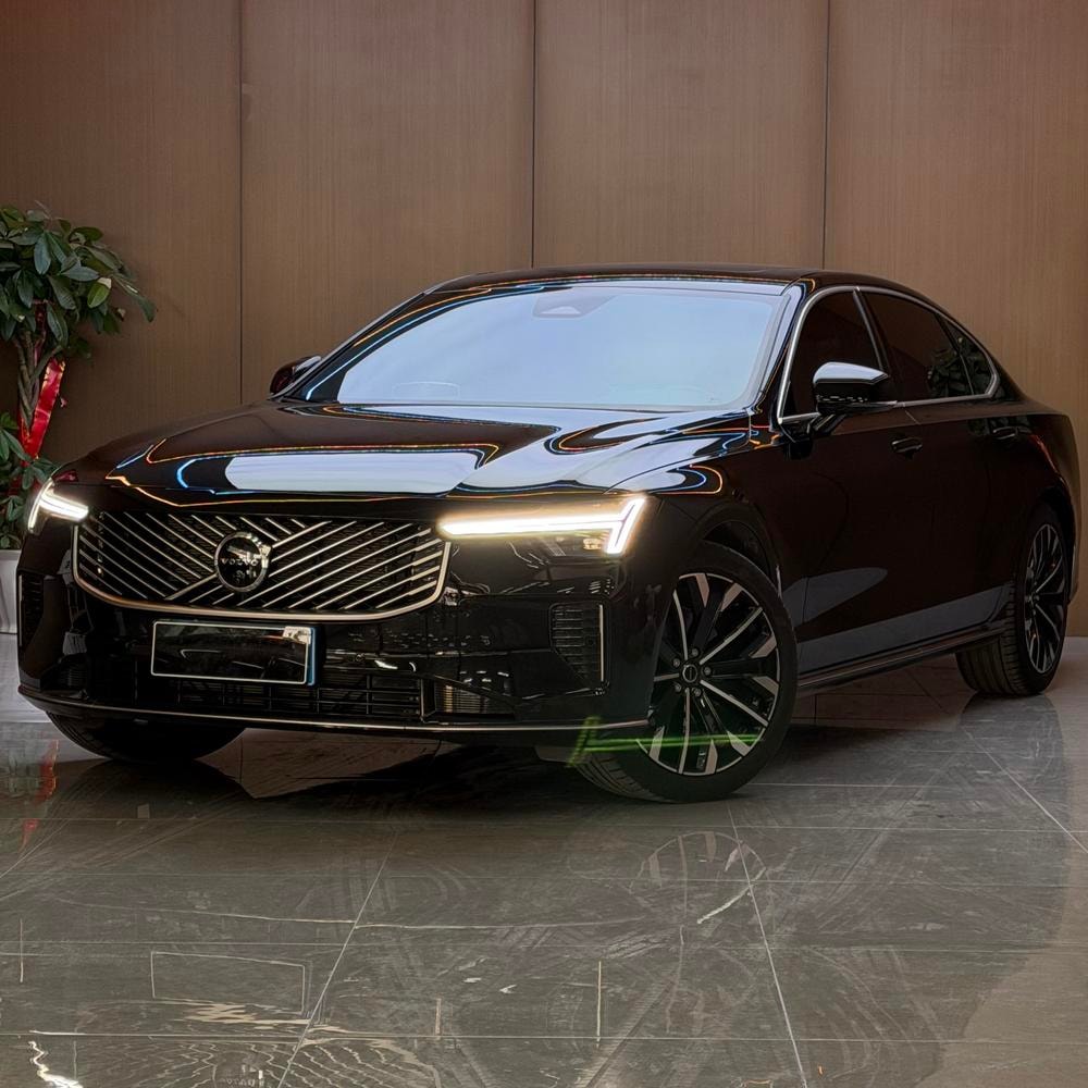 Volvo S90 2026 — фото автомобиля 1