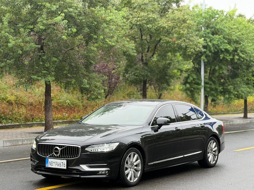 Volvo S90 2020 — фото автомобиля 1