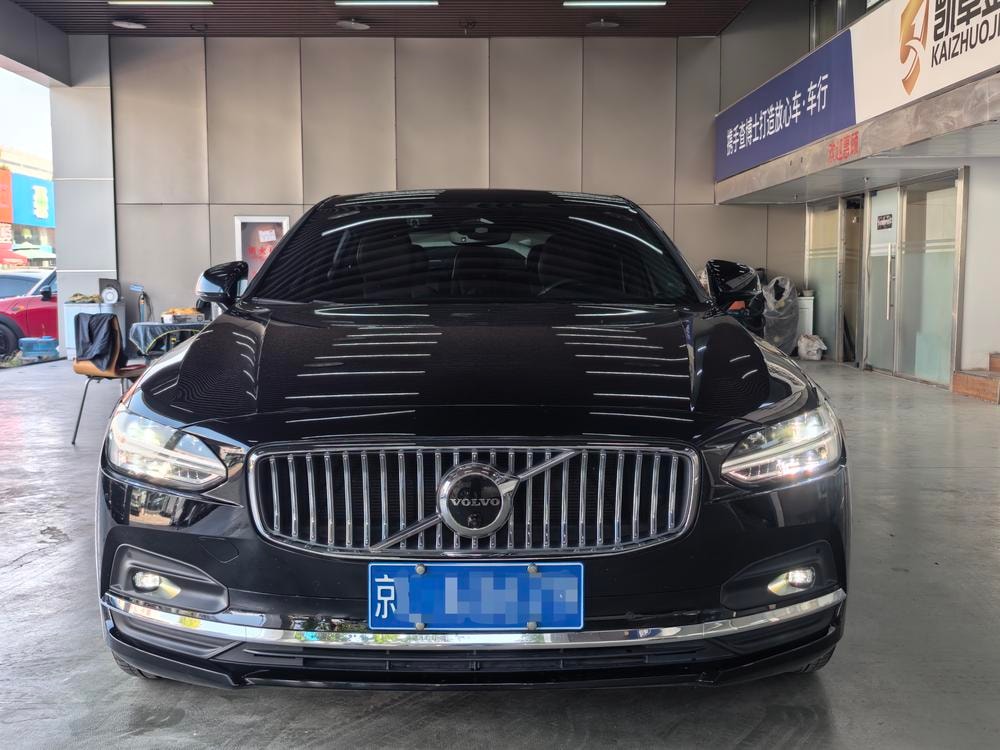 Volvo S90 2022 — фото автомобиля 1