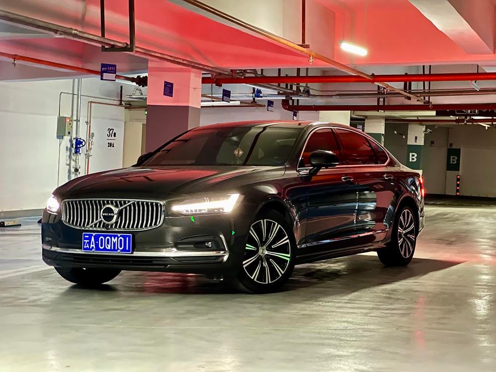 Volvo S90 2021 — фото автомобиля 1