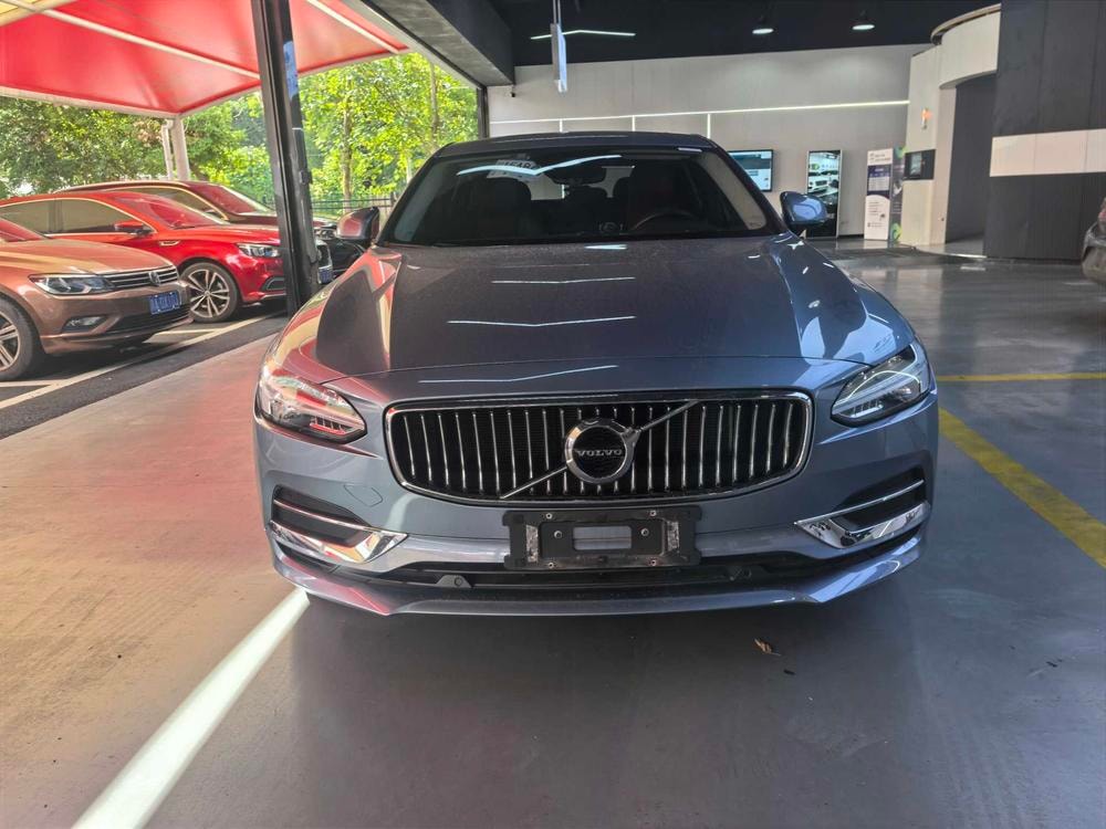 Volvo S90 2020 — фото автомобиля 1