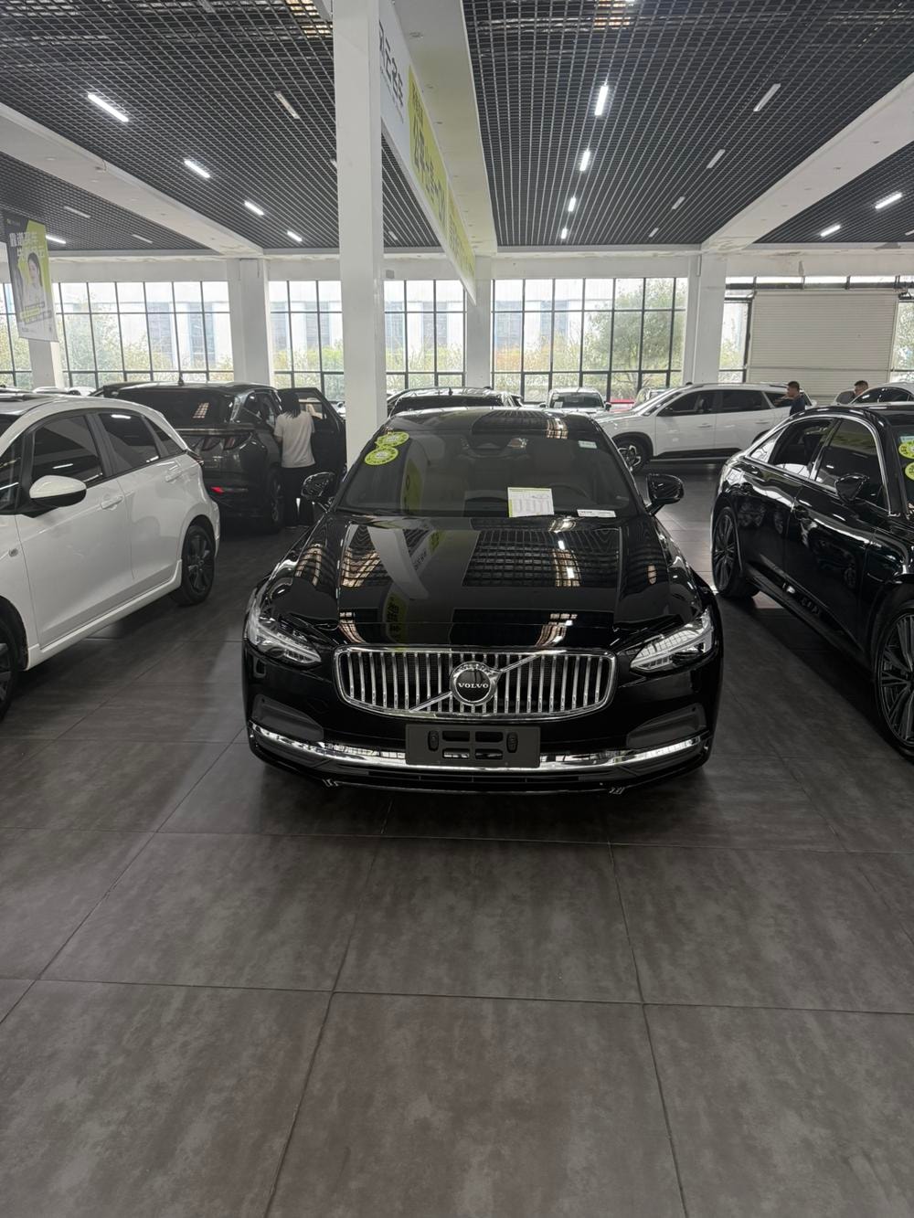 Volvo S90 2025 — фото автомобиля