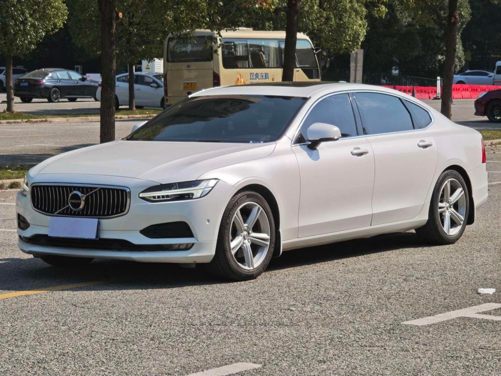 Volvo S90 2018 — фото автомобиля