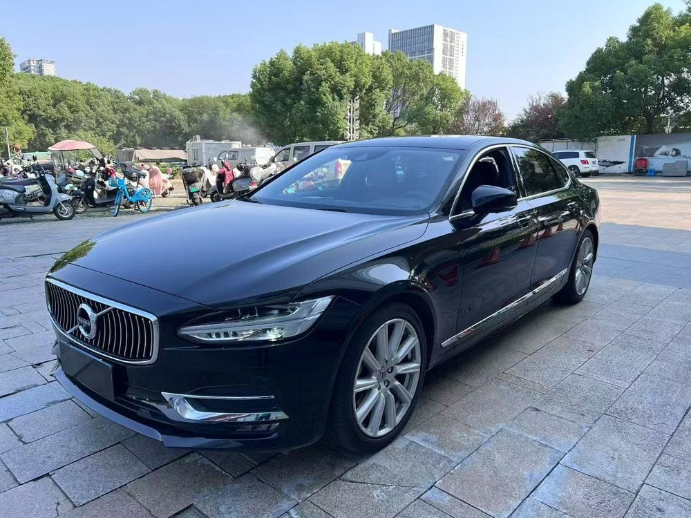Volvo S90 2019 — фото автомобиля