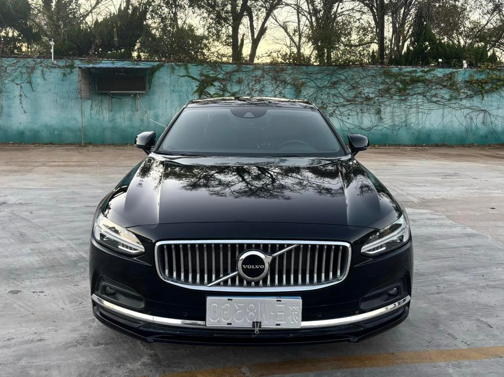 Volvo S90 2021 — фото автомобиля