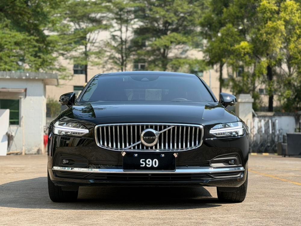 Volvo S90 2021 — фото автомобиля