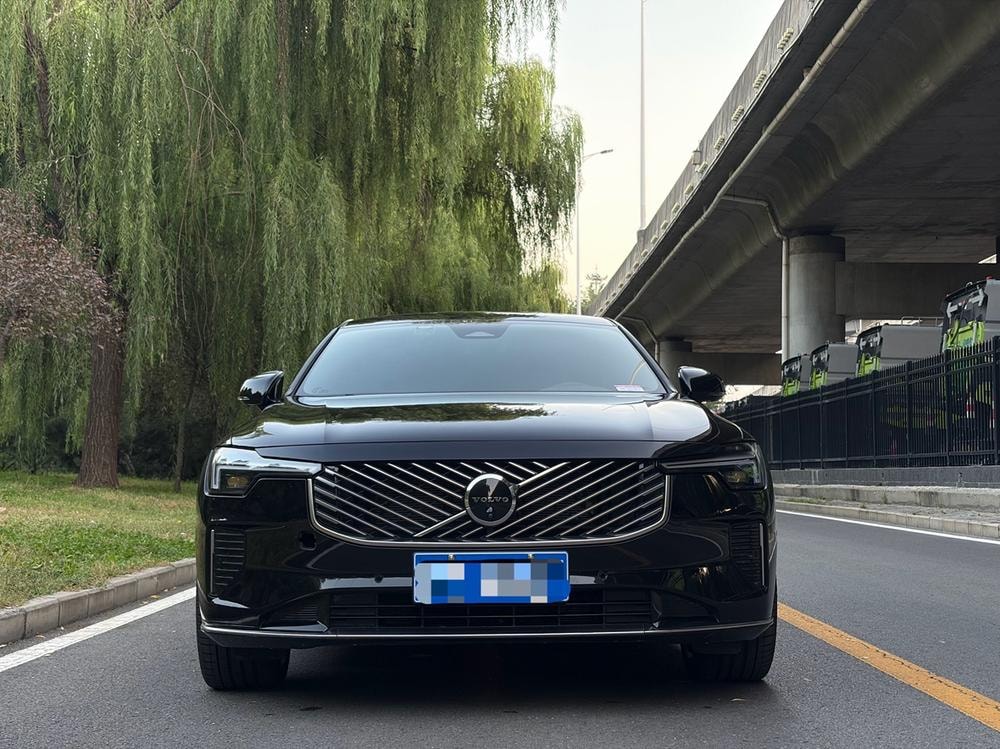 Volvo S90 2024 — фото автомобиля