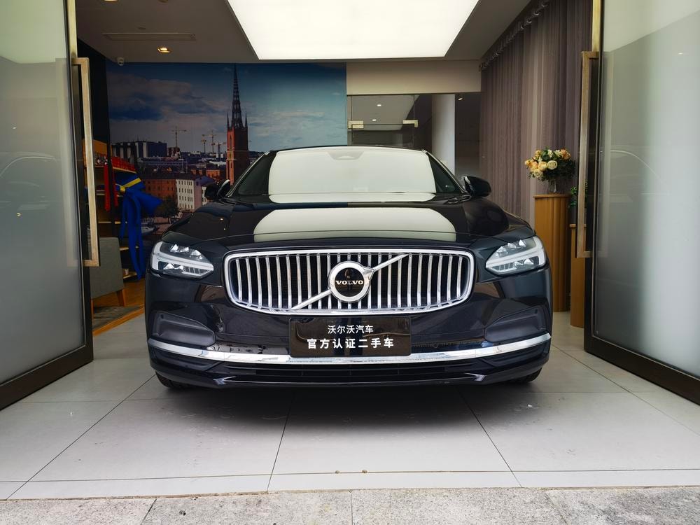 Volvo S90 2025 — фото автомобиля