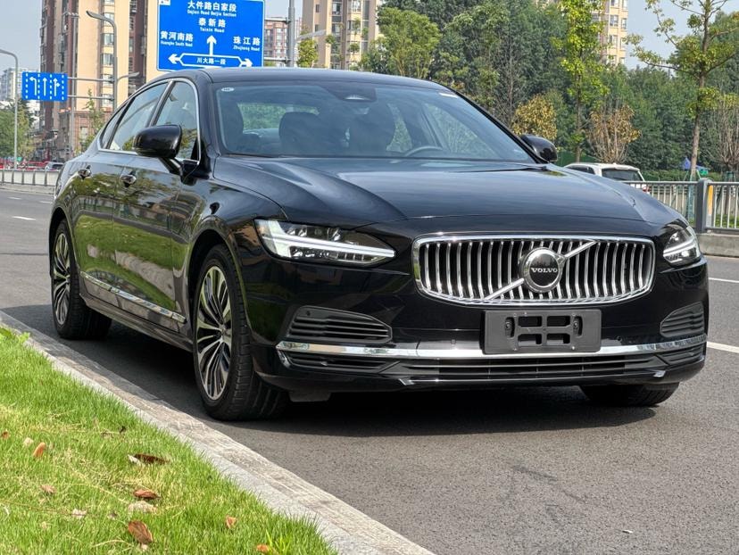 Volvo S90 PHEV 2023 — фото автомобиля