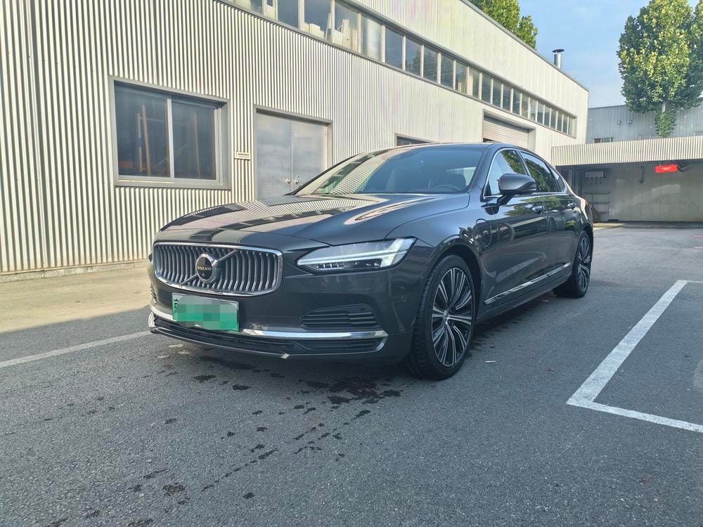 Volvo S90 PHEV 2022 — фото автомобиля