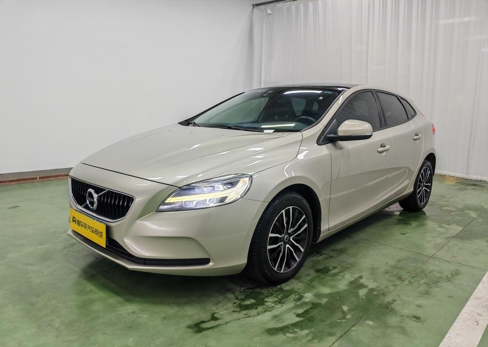 Volvo V40 2017 — фото автомобиля